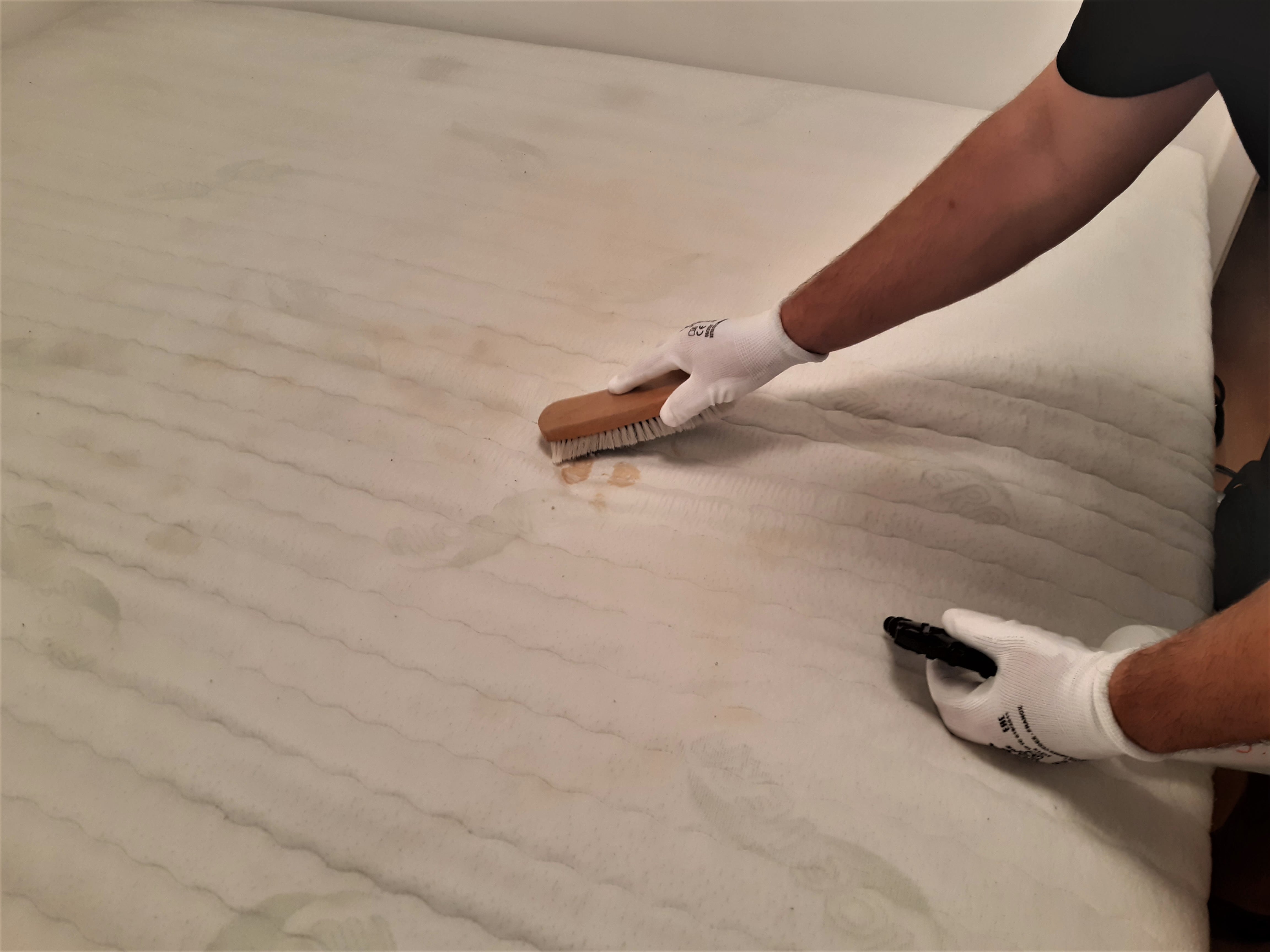 Folt tisztítása kefével